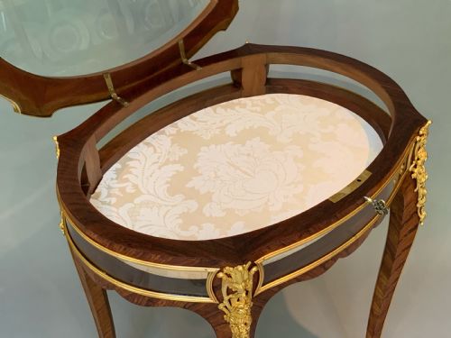 FRENCH KINGWOOD ORMOLU MOUNTED OVAL DISPLAY TABLE BIJOUTERIE - ADDITIONAL PHOTO 7