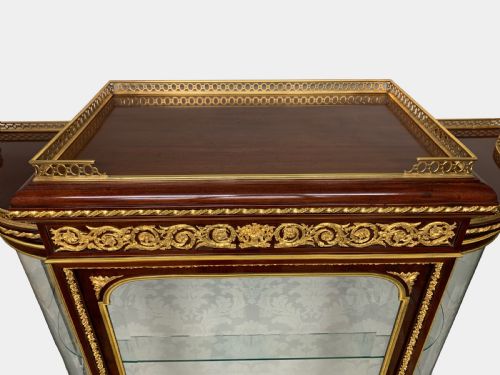 SUPERB MAHOGANY ORMOLU DISPLAY CABINET LOUIS XVI STYLE BY FRANCOIS LINKE - ADDITIONAL PHOTO 4