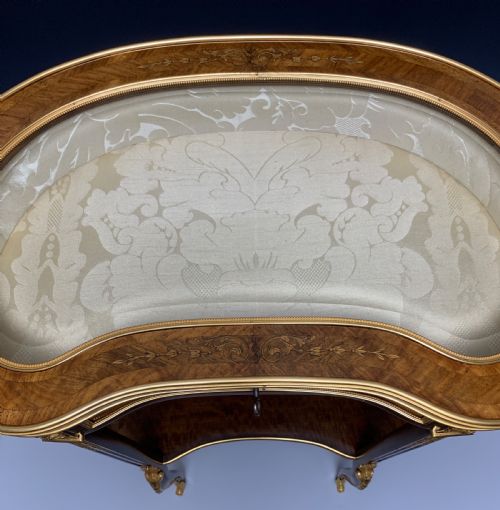 VICTORIAN ORMOLU MOUNTED BIJOUTERIE TABLE VITRINE - ADDITIONAL PHOTO 5