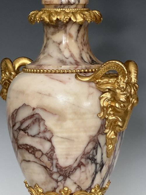 ANTIQUE GEORGE V ORMOLU MOUNTED MARBLE TABLE LAMP - ADDITIONAL PHOTO 5