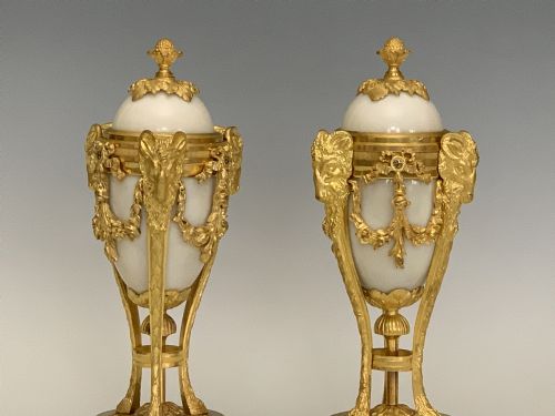 LOUIS XVI STYLE PAIR OF ORMOLU MARBLE CASSOLETTES - ADDITIONAL PHOTO 4