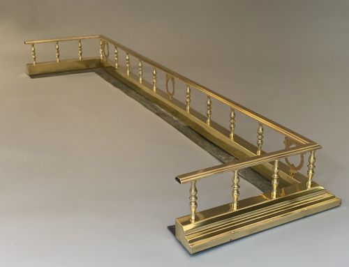 EDWARDIAN NEOCLASSICAL STYLE BRASS FENDER - ADDITIONAL PHOTO 4