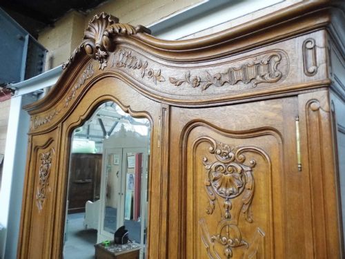 LARGE CARVED OAK FRENCH ARMOIRE - ADDITIONAL PHOTO 4