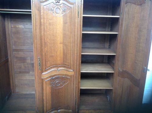 LARGE OAK BREAKFRONT FRENCH ARMOIRE - ADDITIONAL PHOTO 3