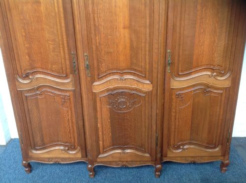 LARGE OAK BREAKFRONT FRENCH ARMOIRE - ADDITIONAL PHOTO 7