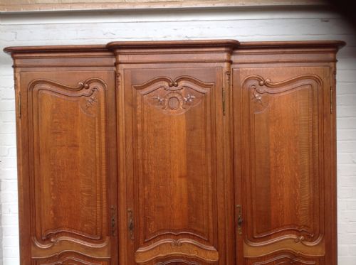 LARGE OAK BREAKFRONT FRENCH ARMOIRE - ADDITIONAL PHOTO 8