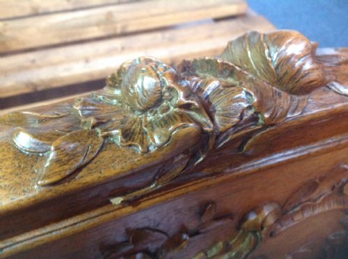 FRENCH WALNUT BED WITH SUPERB CARVING - ADDITIONAL PHOTO 9