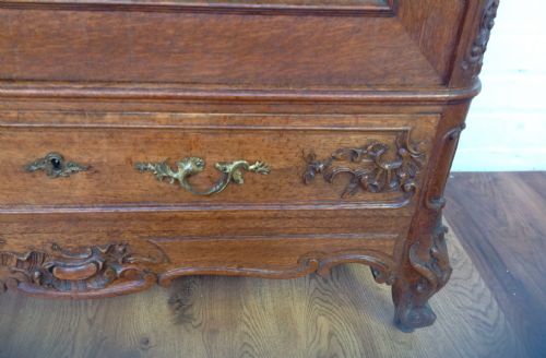 CARVED OAK FRENCH ARMOIRE - ADDITIONAL PHOTO 7