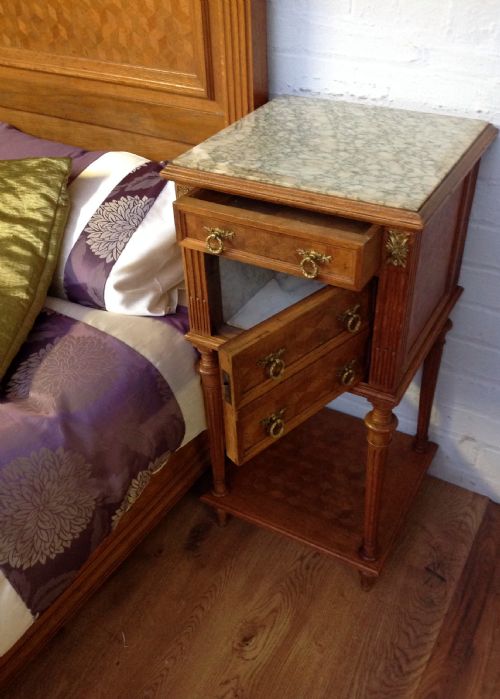 KINGSIZE FRENCH OAK BED AND BEDSIDE CABINET - ADDITIONAL PHOTO 10