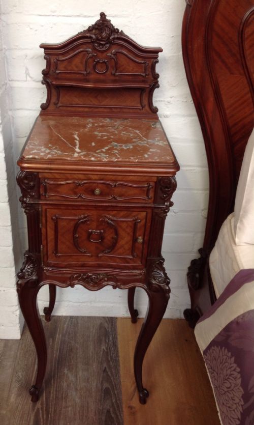 OUTSTANDING QUALITY FRENCH KINGSIZE BED AND MATCHING BEDSIDE CABINETS - ADDITIONAL PHOTO 1