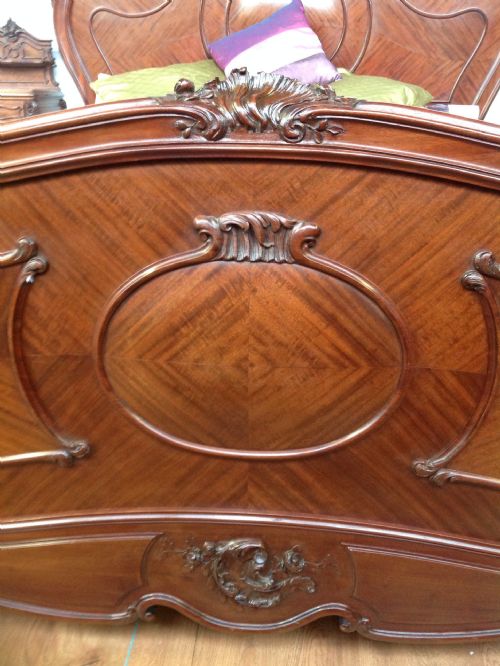OUTSTANDING QUALITY FRENCH KINGSIZE BED AND MATCHING BEDSIDE CABINETS - ADDITIONAL PHOTO 4