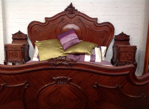 OUTSTANDING QUALITY FRENCH KINGSIZE BED AND MATCHING BEDSIDE CABINETS - ADDITIONAL PHOTO 5