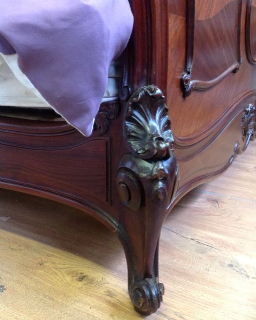OUTSTANDING QUALITY FRENCH KINGSIZE BED AND MATCHING BEDSIDE CABINETS - ADDITIONAL PHOTO 6
