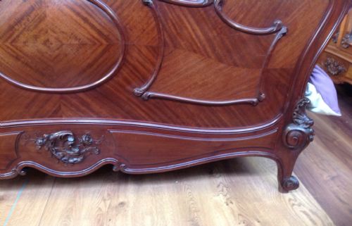 OUTSTANDING QUALITY FRENCH KINGSIZE BED AND MATCHING BEDSIDE CABINETS - ADDITIONAL PHOTO 8