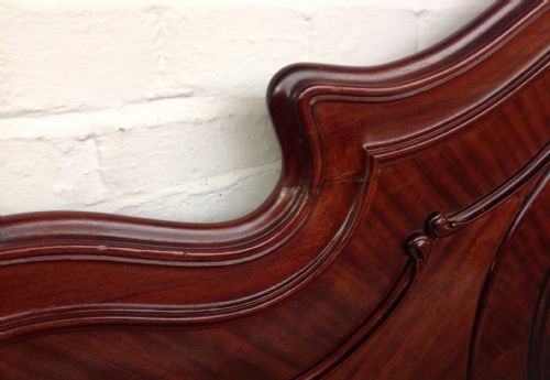 OUTSTANDING QUALITY FRENCH KINGSIZE BED AND MATCHING BEDSIDE CABINETS - ADDITIONAL PHOTO 9