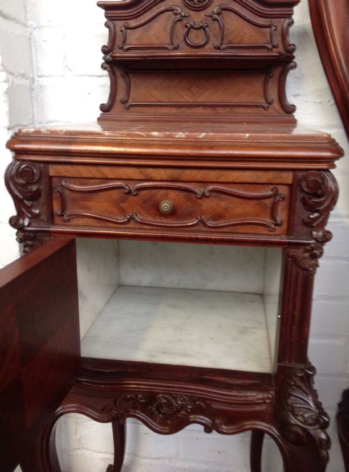 OUTSTANDING QUALITY FRENCH KINGSIZE BED AND MATCHING BEDSIDE CABINETS - ADDITIONAL PHOTO 10