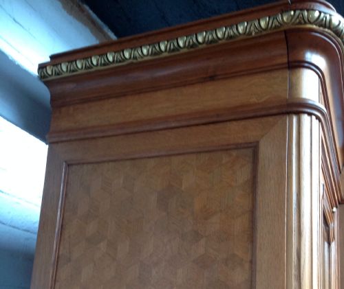 LARGE BREAKFRONT OAK FRENCH ARMOIRE - ADDITIONAL PHOTO 3