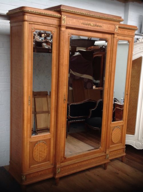 LARGE BREAKFRONT OAK FRENCH ARMOIRE - ADDITIONAL PHOTO 13