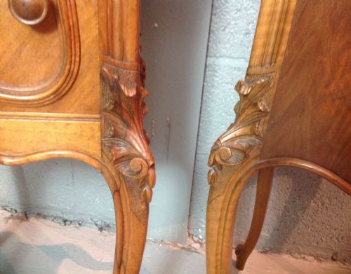 WALNUT PAIR OF FRENCH BEDSIDE CABINETS - ADDITIONAL PHOTO 6