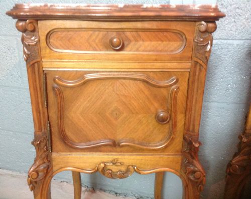 WALNUT PAIR OF FRENCH BEDSIDE CABINETS - ADDITIONAL PHOTO 7