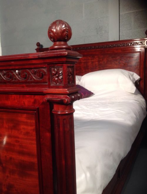 MAHOGANY KINGSIZE BED AND BEDSIDE CABINETS - ADDITIONAL PHOTO 1