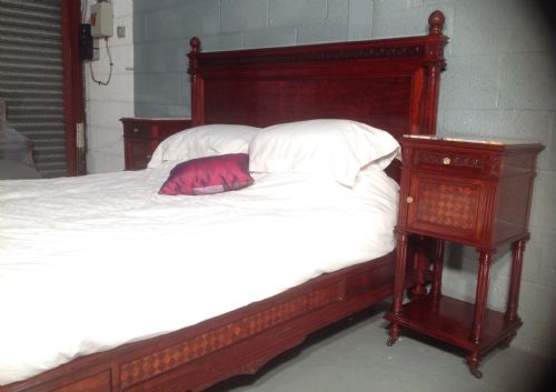MAHOGANY KINGSIZE BED AND BEDSIDE CABINETS - ADDITIONAL PHOTO 2