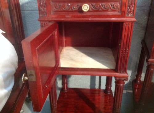 MAHOGANY KINGSIZE BED AND BEDSIDE CABINETS - ADDITIONAL PHOTO 8