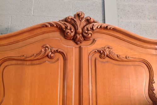 LARGE BREAKFRONT CARVED 4 DOOR OAK ARMOIRE - ADDITIONAL PHOTO 3