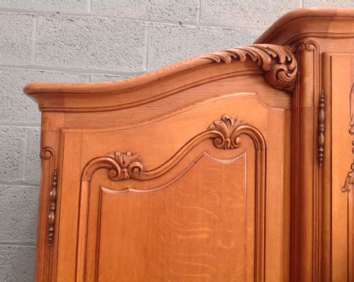 LARGE BREAKFRONT CARVED 4 DOOR OAK ARMOIRE - ADDITIONAL PHOTO 4
