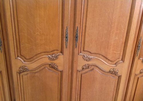LARGE BREAKFRONT CARVED 4 DOOR OAK ARMOIRE - ADDITIONAL PHOTO 5
