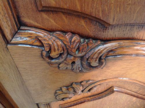 LARGE BREAKFRONT CARVED 4 DOOR OAK ARMOIRE - ADDITIONAL PHOTO 6