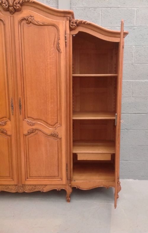 LARGE BREAKFRONT CARVED 4 DOOR OAK ARMOIRE - ADDITIONAL PHOTO 8