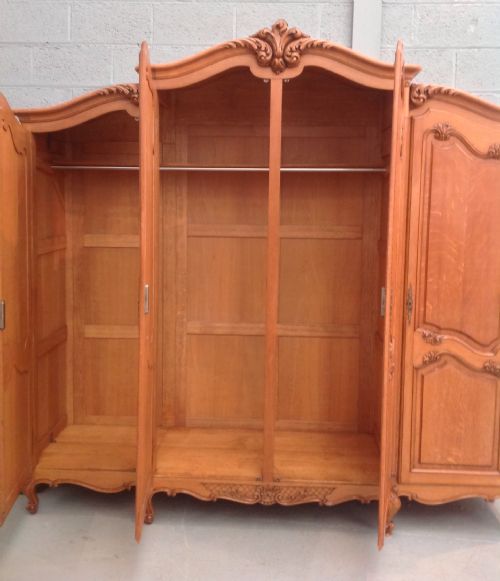 LARGE BREAKFRONT CARVED 4 DOOR OAK ARMOIRE - ADDITIONAL PHOTO 9