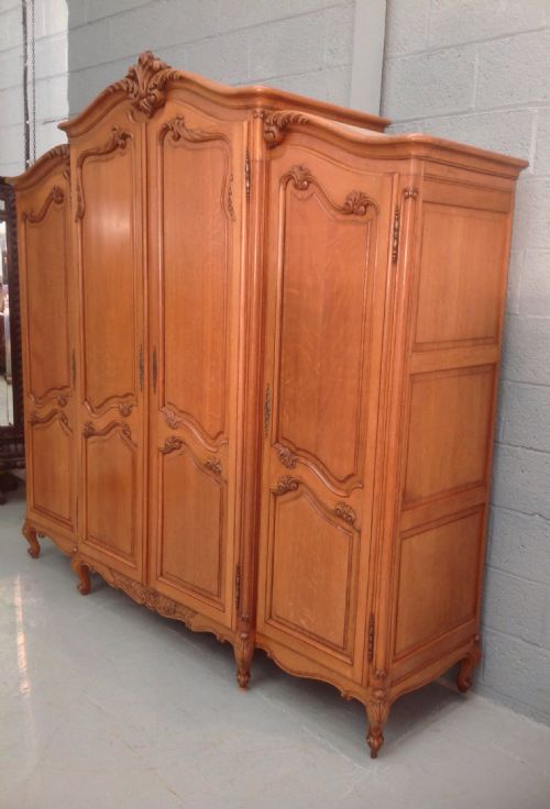 LARGE BREAKFRONT CARVED 4 DOOR OAK ARMOIRE - ADDITIONAL PHOTO 7