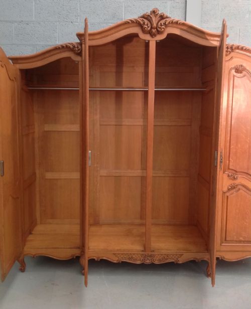LARGE BREAKFRONT CARVED 4 DOOR OAK ARMOIRE - ADDITIONAL PHOTO 10