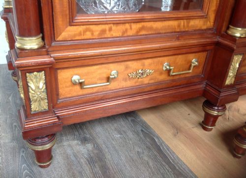 MAISON KRIEGER FRENCH MAHOGANY BOOKCASE AND TABLE - ADDITIONAL PHOTO 5
