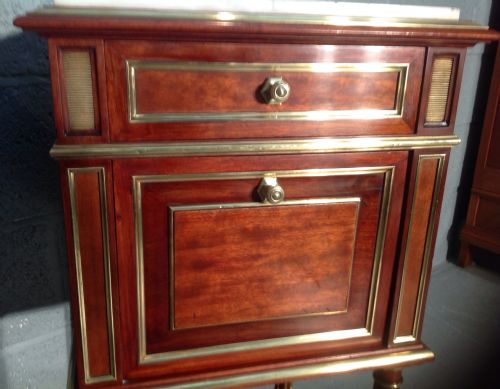 OUTSTANDING QUALITY PAIR OF FRENCH BEDSIDE CABINETS - ADDITIONAL PHOTO 9