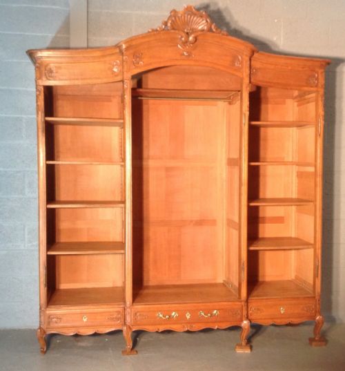 LARGE OAK TRIPLE BREAKFRONT FRENCH ARMOIRE - ADDITIONAL PHOTO 1
