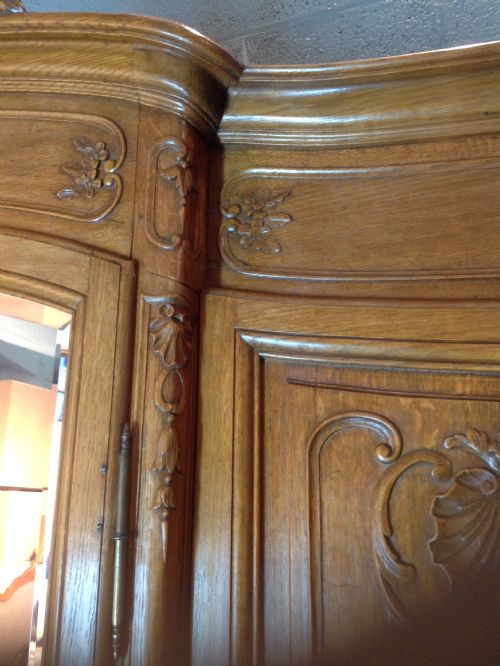 LARGE OAK TRIPLE BREAKFRONT FRENCH ARMOIRE - ADDITIONAL PHOTO 2