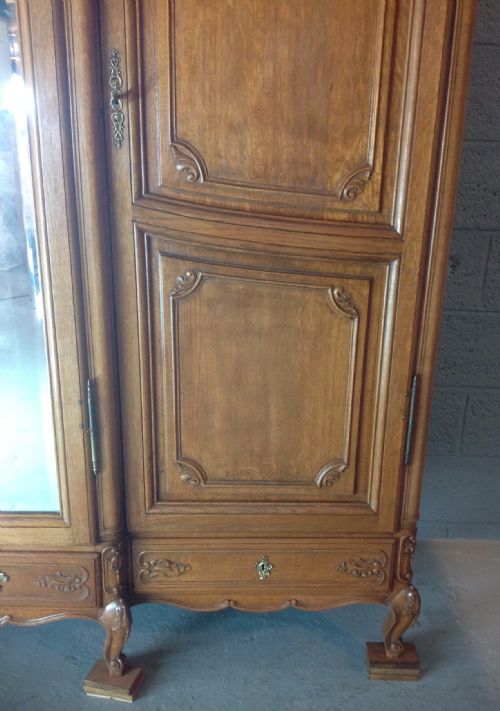 LARGE OAK TRIPLE BREAKFRONT FRENCH ARMOIRE - ADDITIONAL PHOTO 5