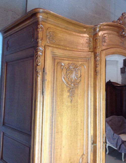 LARGE OAK TRIPLE BREAKFRONT FRENCH ARMOIRE - ADDITIONAL PHOTO 6
