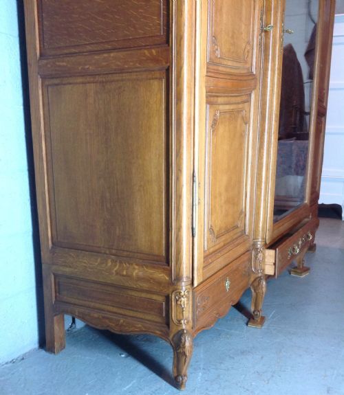 LARGE OAK TRIPLE BREAKFRONT FRENCH ARMOIRE - ADDITIONAL PHOTO 7