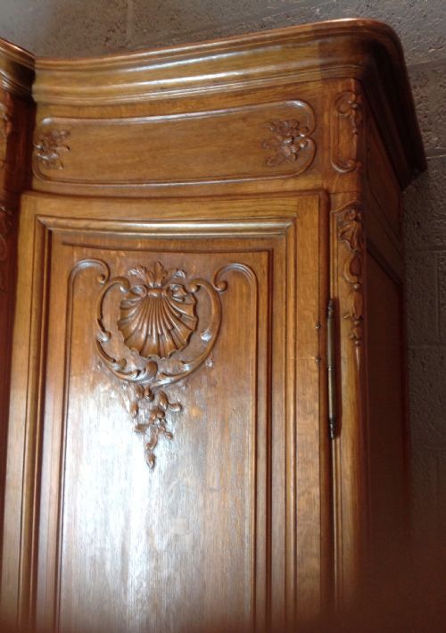 LARGE OAK TRIPLE BREAKFRONT FRENCH ARMOIRE - ADDITIONAL PHOTO 9