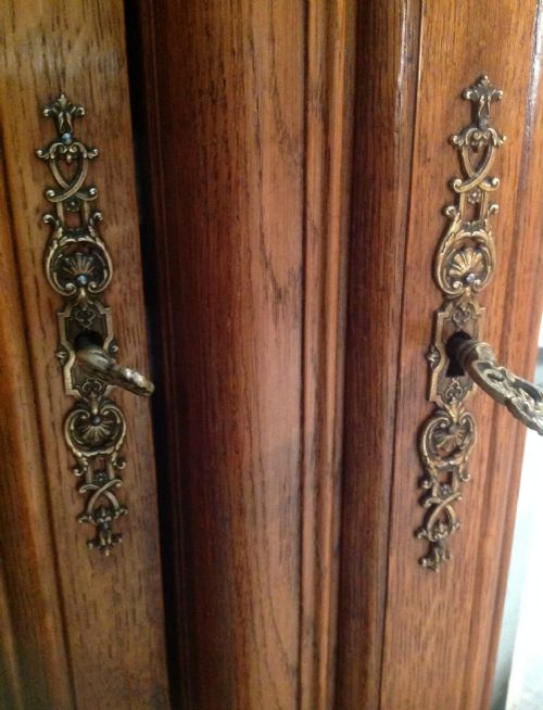 LARGE OAK TRIPLE BREAKFRONT FRENCH ARMOIRE - ADDITIONAL PHOTO 13
