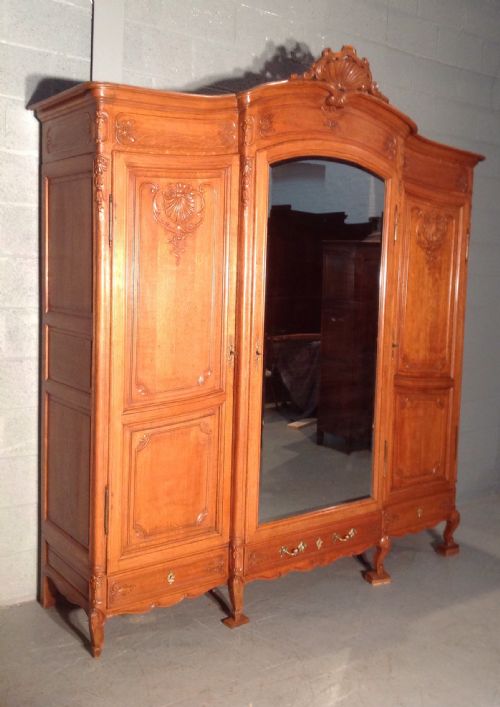 LARGE OAK TRIPLE BREAKFRONT FRENCH ARMOIRE - ADDITIONAL PHOTO 14