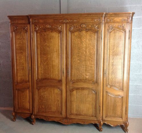 large oak breakfront armoire - CATEGORY: ANTIQUE WARDROBES - DATED 1920