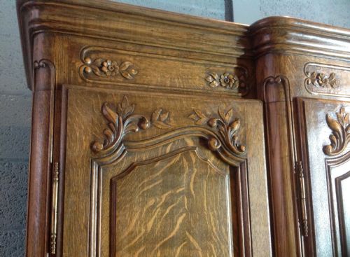 LARGE OAK BREAKFRONT ARMOIRE - ADDITIONAL PHOTO 2