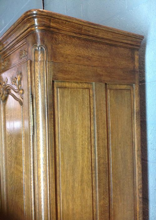 LARGE OAK BREAKFRONT ARMOIRE - ADDITIONAL PHOTO 4