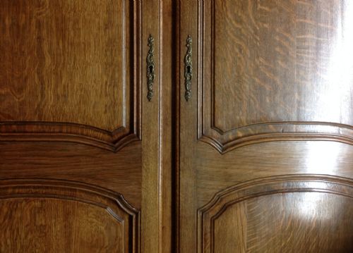 LARGE OAK BREAKFRONT ARMOIRE - ADDITIONAL PHOTO 7