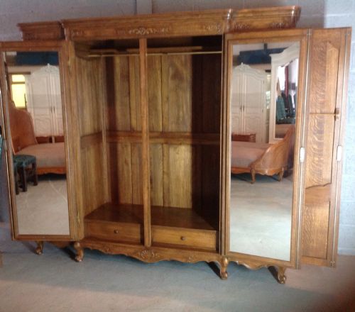 LARGE OAK BREAKFRONT ARMOIRE - ADDITIONAL PHOTO 9